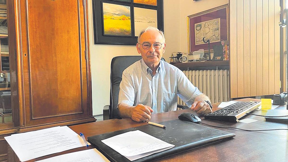 Jordi Gassió al seu despatx d’alcalde, que combinarà amb la feina de metge PUIGCERDÀ . JORDI GASSIÓ . NOU ALCALDE PUIGCERDÀ
