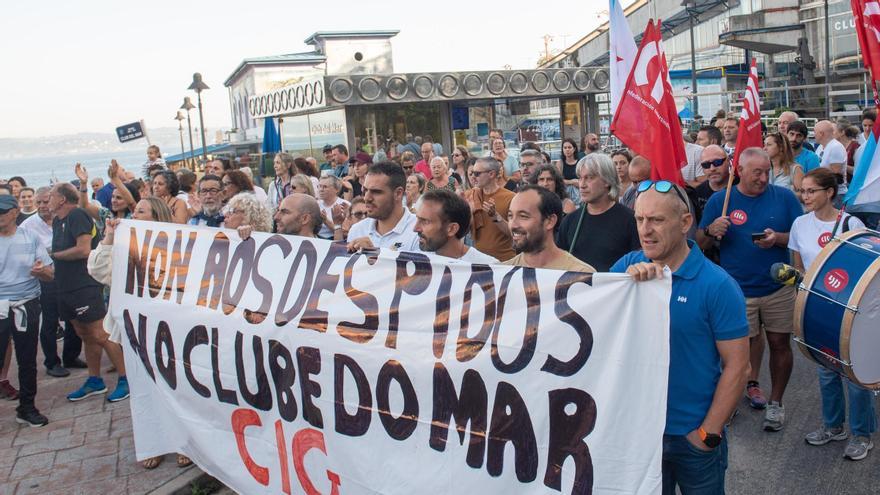Protesta ante el Club del Mar contra los despidos.