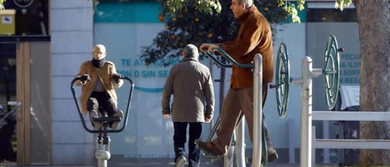 Varias personas mayores practican ejercicio en un parque de València.