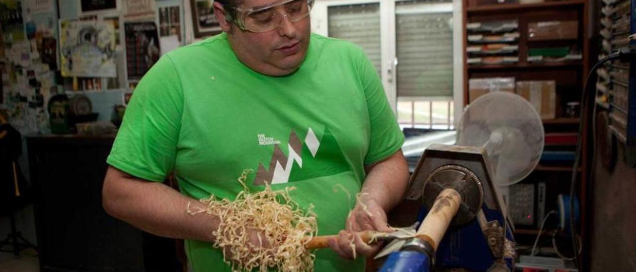 Chus Solís trabajando en la elaboración de una gaita.