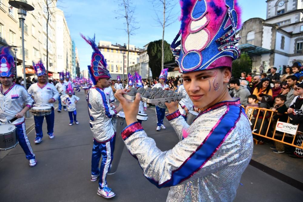 El desfile de Carnaval inunda de gente, color y humor el centro de Pontevedra