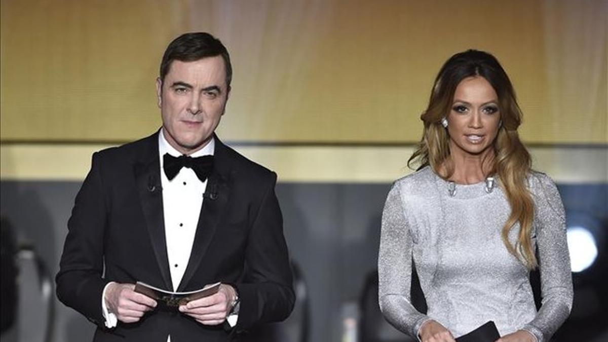 Kate Abdo y James Nesbitt presentaron la gala del Balón de Oro