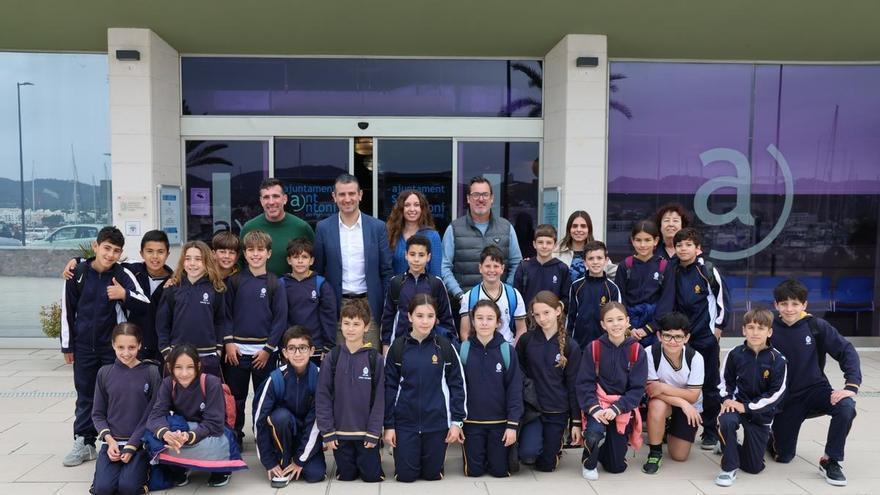 Todas las imágenes de los alumnos de Can Bonet en el Ayuntamiento de Sant Antoni