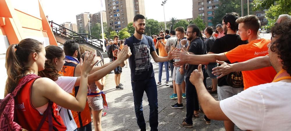 Recibimiento a los jugadores del Valencia Basket previo al duelo ante Baskonia
