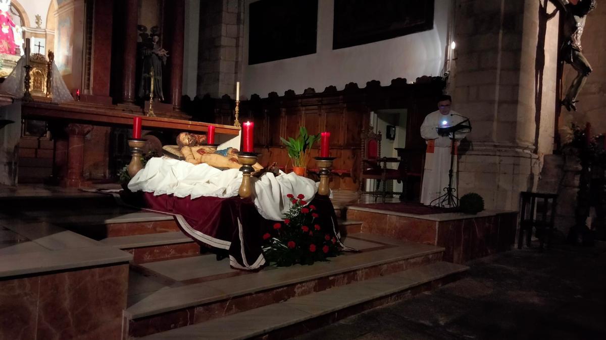 El capelán de la hermandad en el Vía Crucis en San Vicente