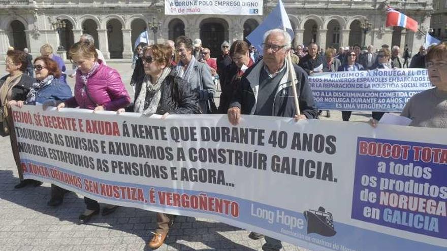 Los manifestantes de Long Hope, ayer en A Coruña.