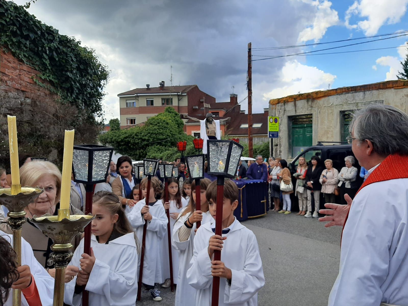 La Pola honra al Cristo de Santa Ana