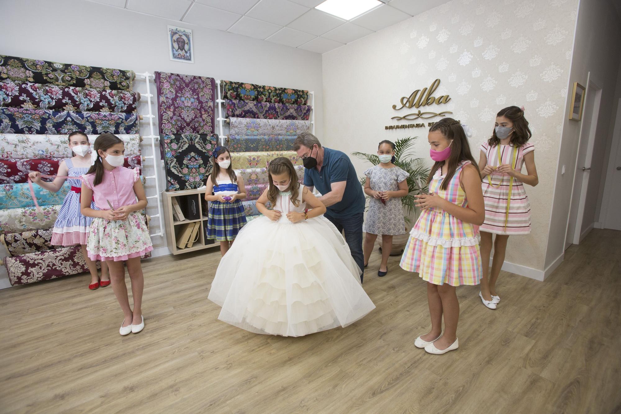 Toma de medidas a la Bellea del Foc Infantil y a sus damas