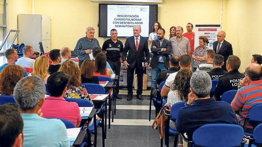 Forman para el uso de desfibriladores a empleados municipales de Málaga