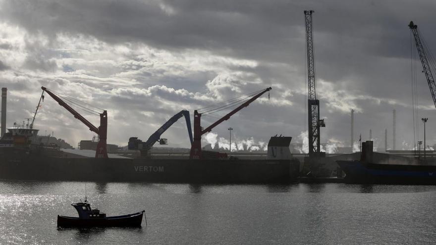 Una pequeña embarcación, entre grandes buques en la ría de Avilés. | M. V.