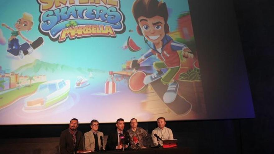 Javier Porcuna  y José Bernal, en el centro, junto a los responsables del videojuego.