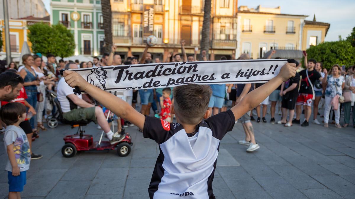 Un joven aficionado, celebrando el ascenso.