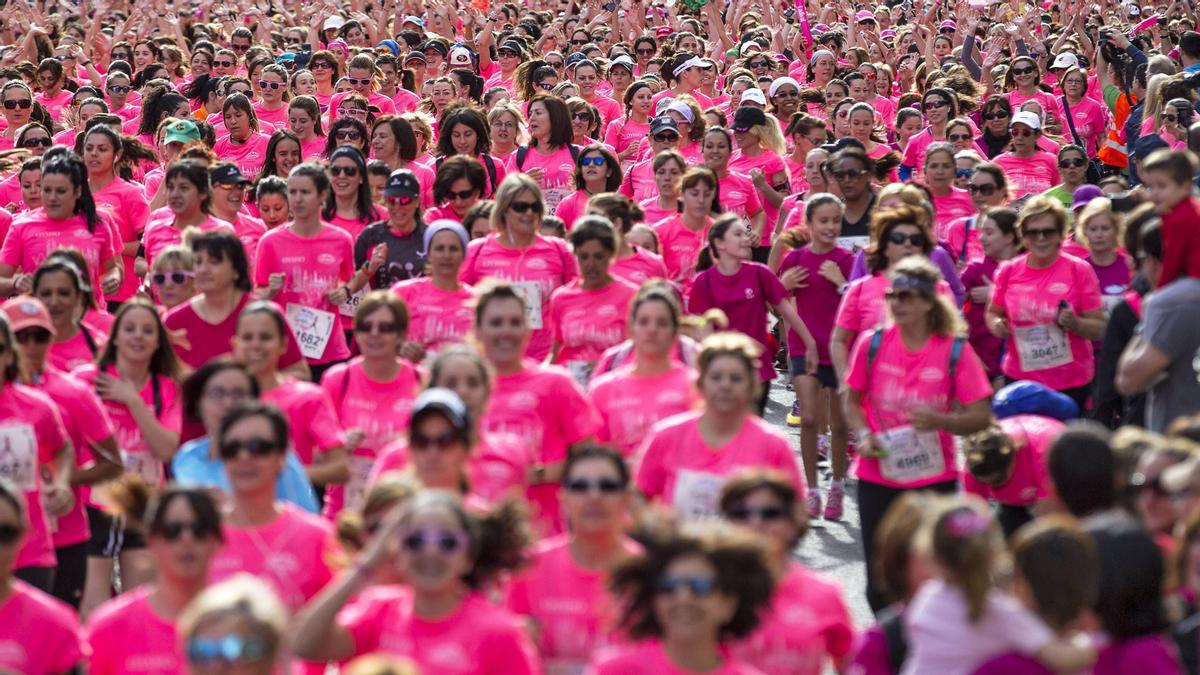 GRA035. VALENCIA, 19/04/2015.- Doce mil mujeres han tomado la salida esta mañana, desde la avenida del Puerto de Valencia, de la undécima edición de la Carrera de la Mujer que dona 100.000 euros para la Asociación Española Contra el Cáncer y la lucha con el cáncer de mama.
