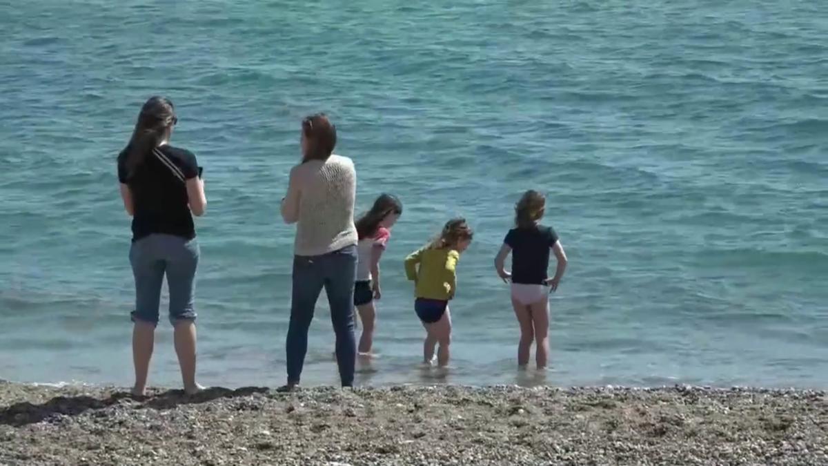 El sol y el buen tiempo invitan a pasear por la playa a los barceloneses