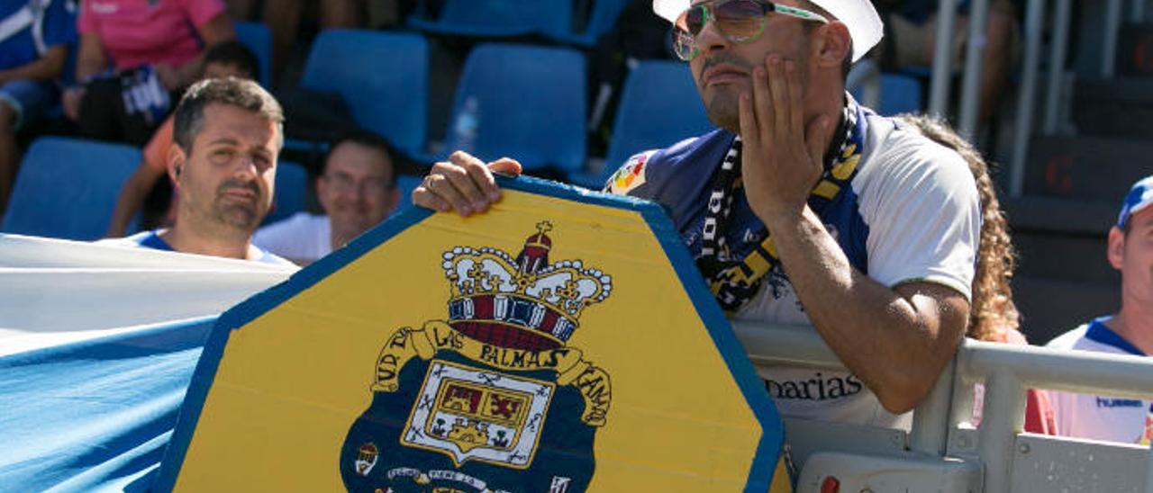 Un aficionado del Tenerife, con un ataúd de cartón, en el que se podía leer: ¿Chacho, tu saltas?&#039;.