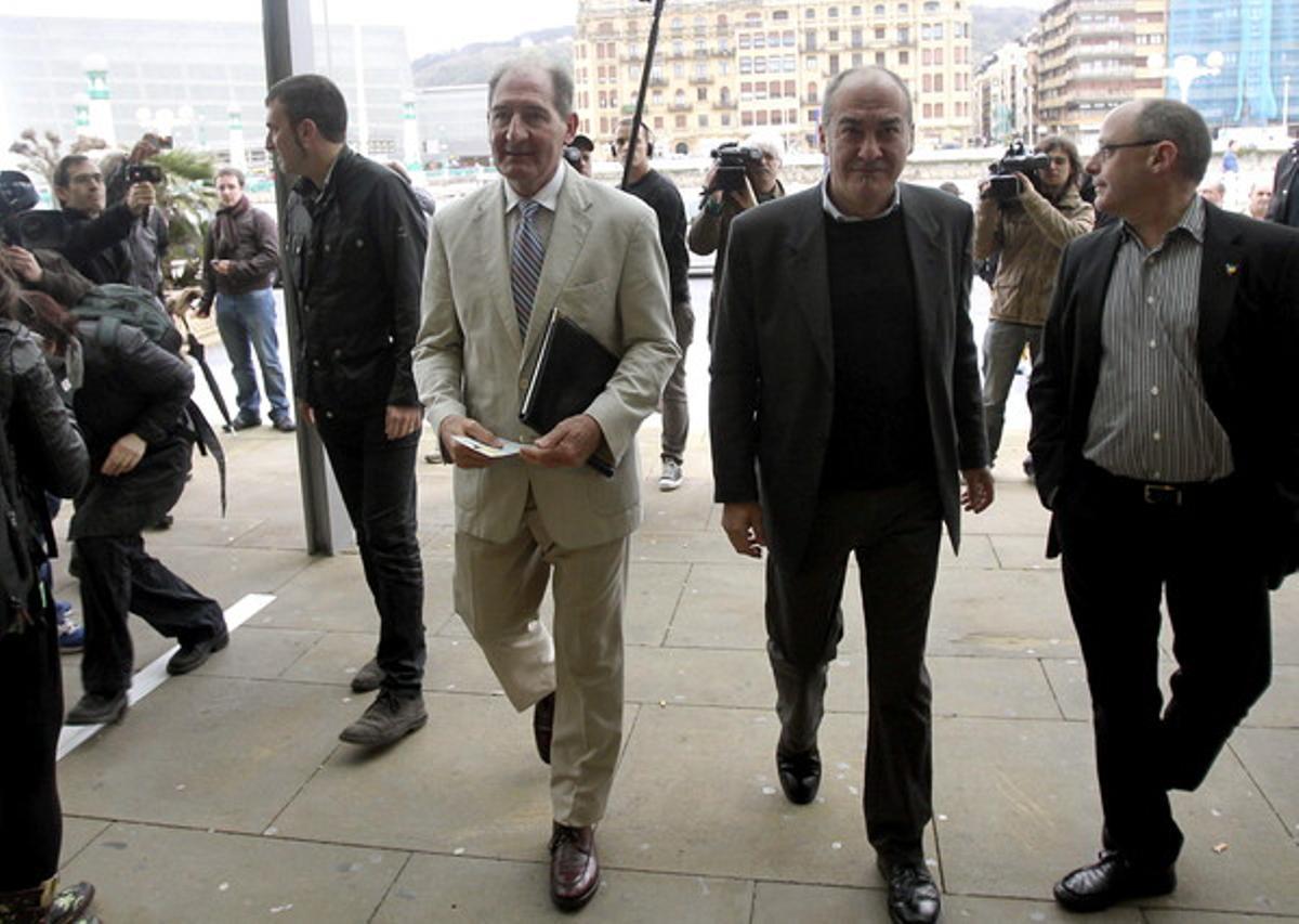 L’advocat sud-africà Brian Currin (esquerra), en la imatge, amb el diputat general de Guipúscoa, Martín Garitano (2n dreta), i l’alcalde donostiarra, Juan Carlos Izagirre, tots dos de Bildu, quan anaven a l’estrena del documental ’Gazta Zati bat’, a Sant Sebastià. L’advocat sud-africà Brian Currin (esquerra), en la imatge, amb el diputat general de Guipúscoa, Martín Garitano (2n dreta), i l’alcalde donostiarra, Juan Carlos Izagirre, tots dos de Bildu, quan anaven a l’estrena del documental ’Gazta Zati bat’, a Sant Sebastià.