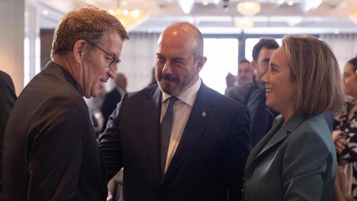 Alberto Núñez Feijóo conversa con Pedro Rollán y Cuca Gamarra en un desayuno en Madrid.