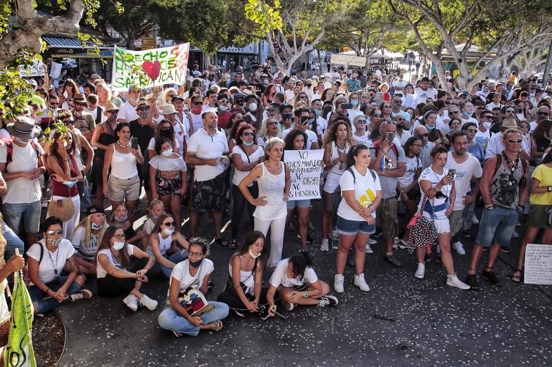 Concentración contra las mascarillas y las vacunas Santa Cruz de Tenerife  | 16/08/2020  | 16/08/2020 | Fotógrafo: María Pisaca Gámez