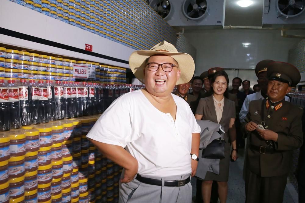 El líder de Corea del Norte, Kim Jon Un, se ha dejado ver en sus últimos actos públicos con un nuevo estilo más desenfadado que dejando atrás el ''modelo Mao'' de la estética comunista.