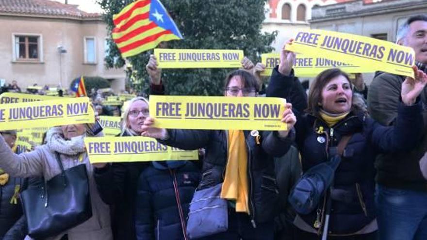 Veïns de Sant Vicenç dels Horts amb pancartes amb el lema «Free Junqueras».