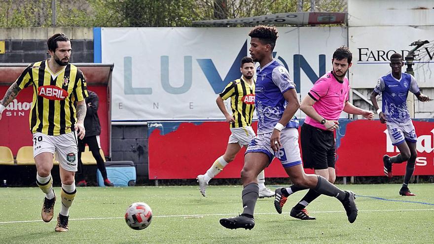 Canhoto, del Rápido de Bouzas, presiona a un jugador del Ourense CF en la primera vuelta. |  //MARTA G. BREA