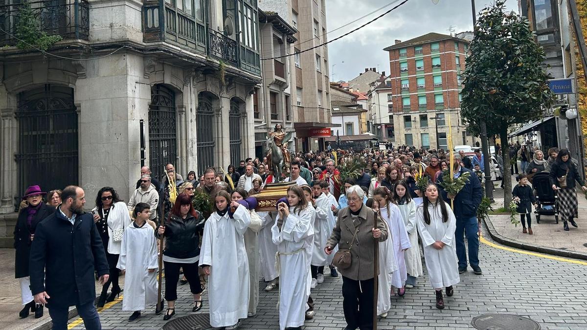 La procesión de La Borriquilla del domingo de Ramos en Pola de Siero