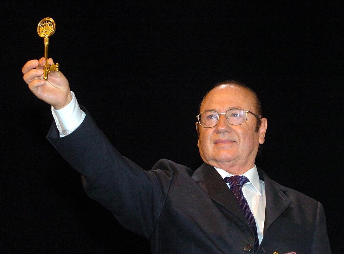 'Fosforito' muestra la Llave de Oro del Cante