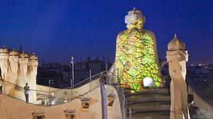 Una visita guiada permet conèixer els secrets de la Pedrera al capvespre.