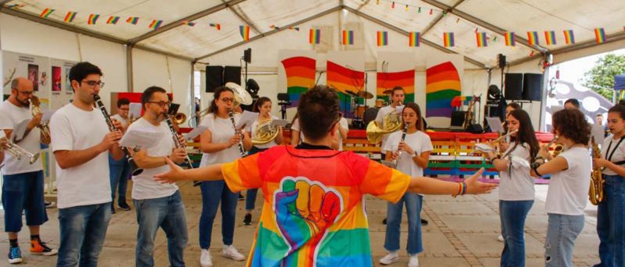 La presentadora de la Festa da Diversidade, junto a los alumnos de la Escola de Música.   | // IÑAKI ABELLA