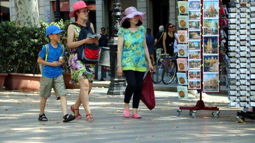 Uns turistes passejant per les rambles de Barcelona a l&#039;estiu.