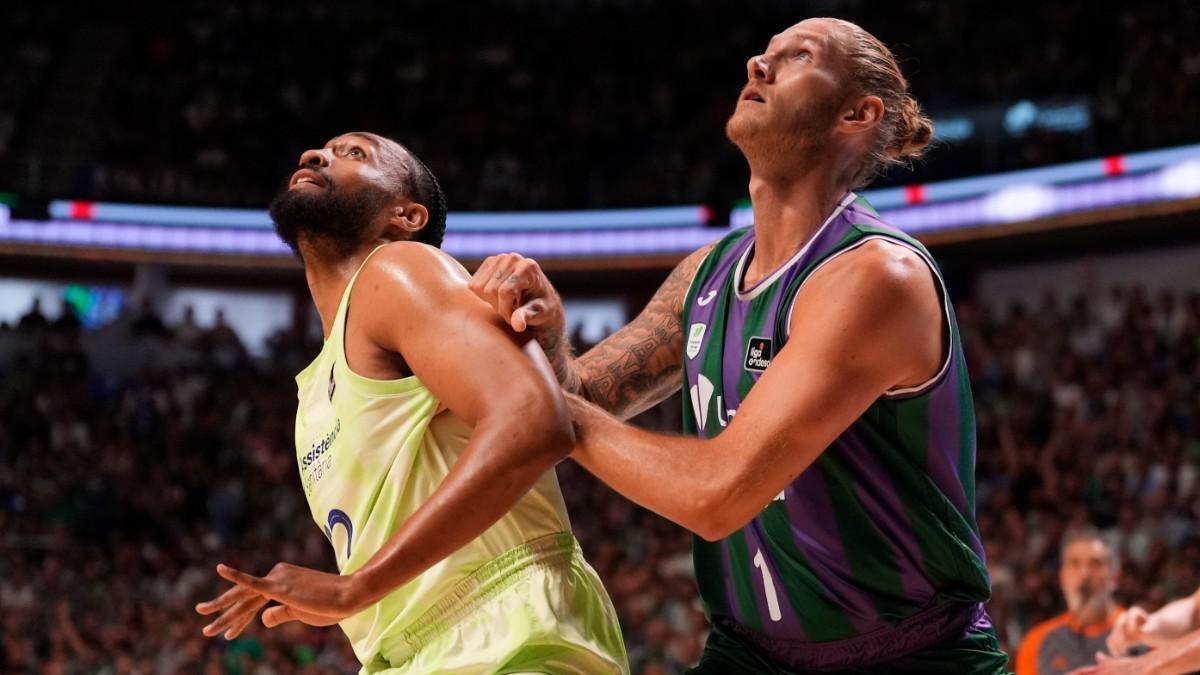 Dylan Osetkowski, junto a Jabari Parker