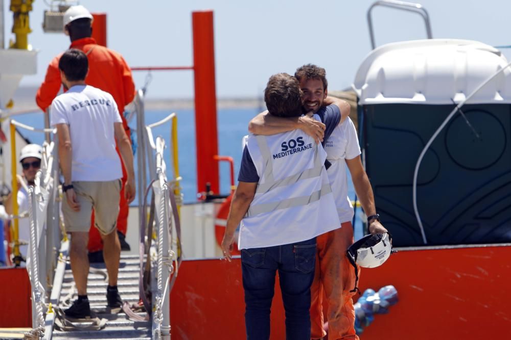 El 'Aquarius' abandona València para seguir con su labor humanitaria