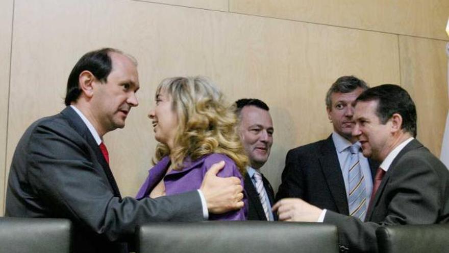 Lucía Molares saluda a Rafael Louzán ante Agustín Hernández, Alfonso Rueda y Abel Caballero.