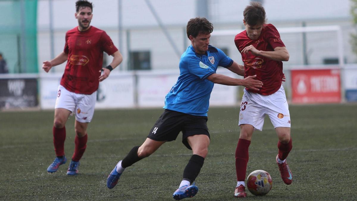 Pablo Martínez presiona a Porrúa, del Estradense.
