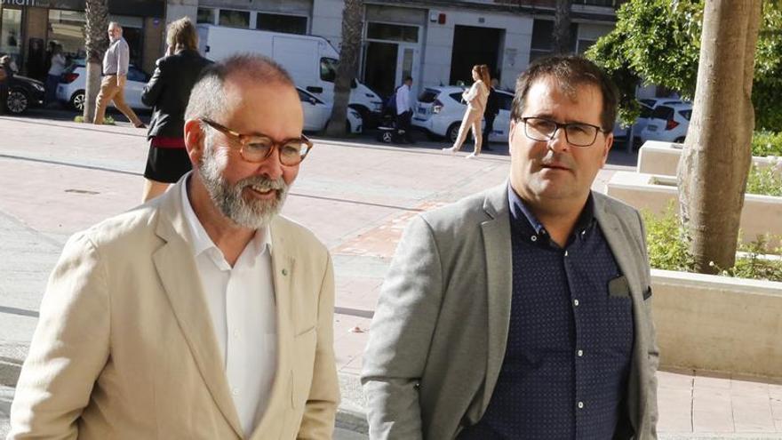 El alcalde Juanjo Berenguer -izq- y el exprimer edil Benjamí Soler, a su llegada al juzgado en 2019 para prestar declaración