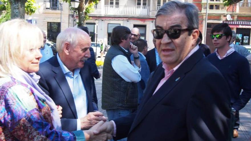 Mercedes Fernández saluda a Francisco Álvarez-Cascos, en Pola de Siero, con Isidro Fernández Rozada de testigo.