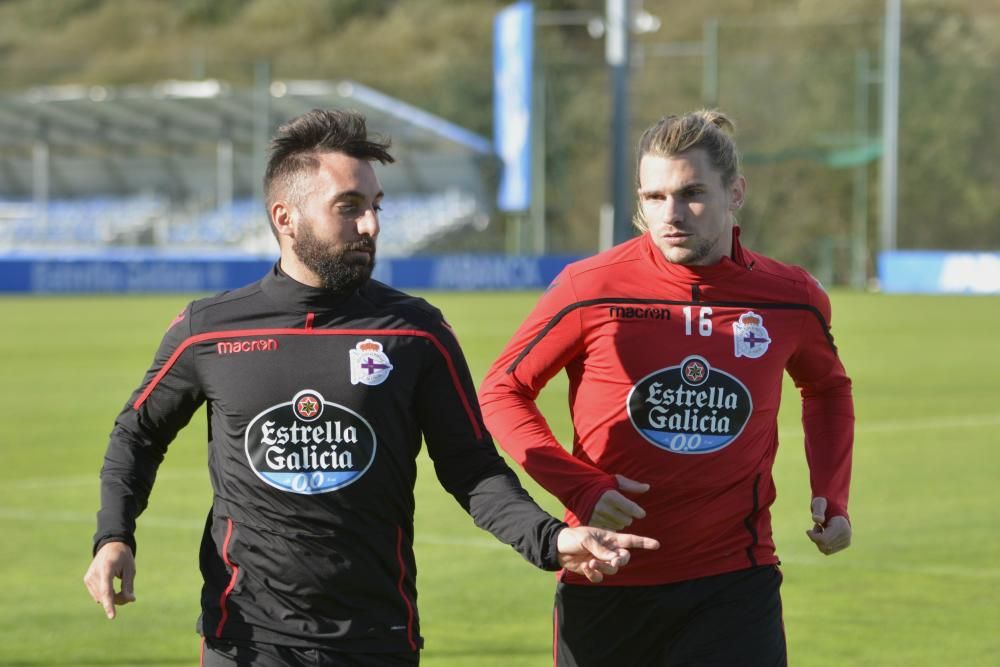 El técnico dispuso un entrenamiento táctico con diversas instrucciones para sus jugadores, quienes ensayaron acciones a balón parado.