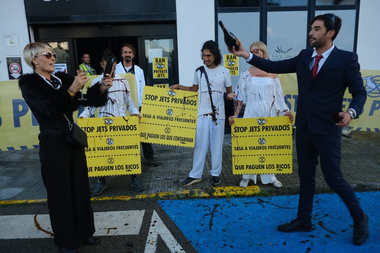 Protesta contra los jets en el aeropuerto de Ibiza