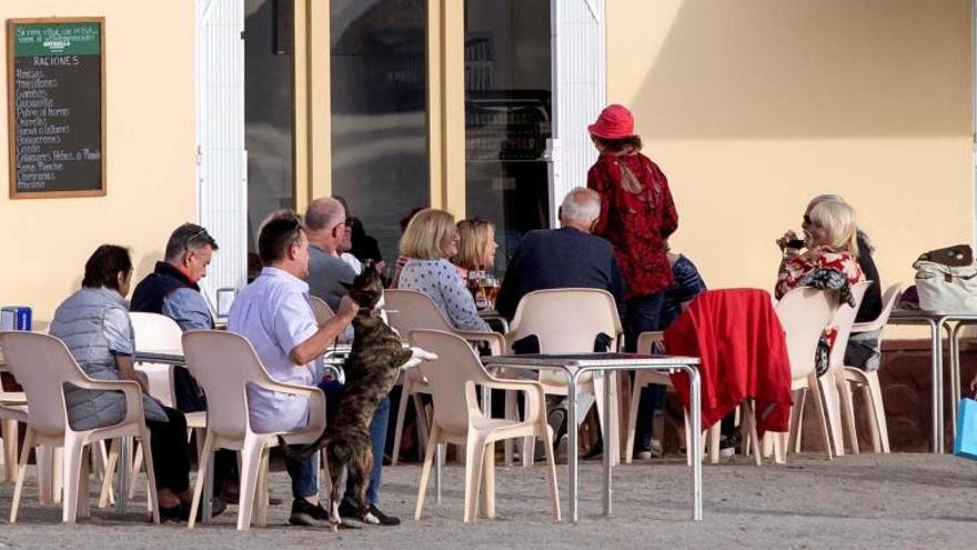 Varias personas en la terraza de un bar en Águilas (Murcia).