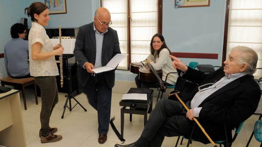 Pixán, con sus músicos, revisa una partitura ante Antonio Gamoneda.