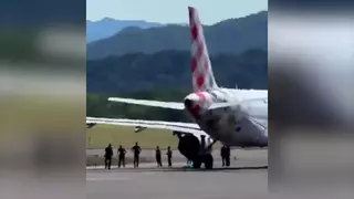 El relato de los viajeros del avión que succionó a un hombre en Milán, ya aterrizados en Asturias: "Vino corriendo, pasó por debajo y sentimos una vibración muy fuerte"