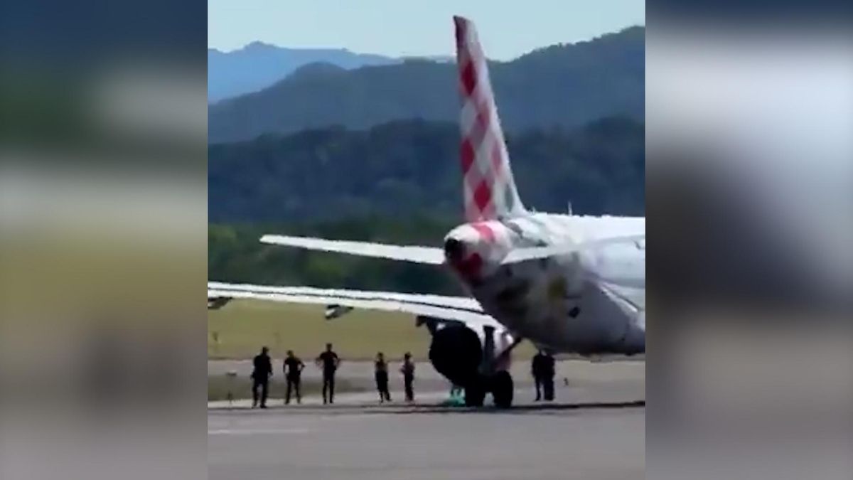 Un home mor succionat pel motor d’un avió abans d’enlairar-se