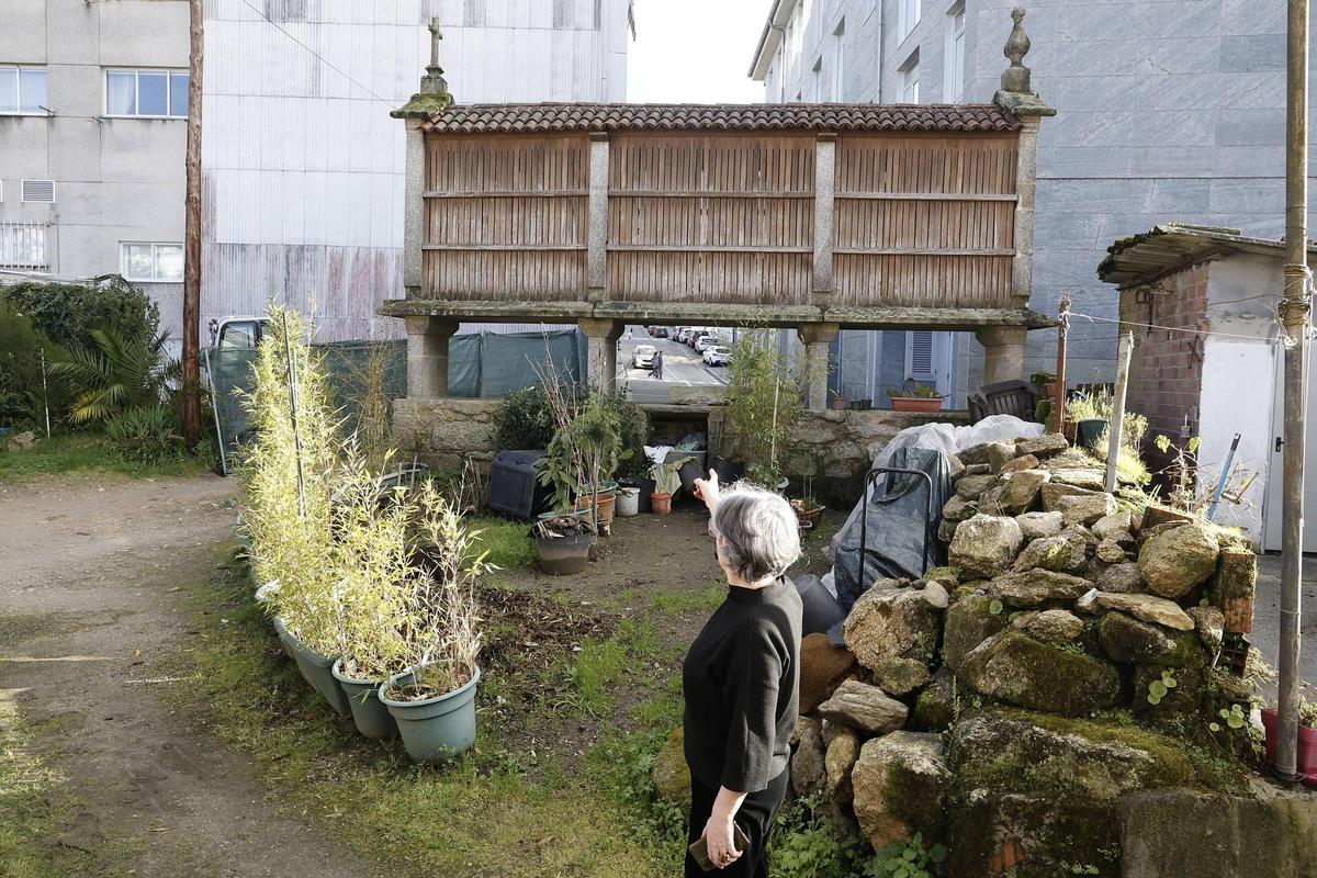 Elena Seoane, propietaria del hórreo de Santa Marta, señala el trozo de terreno en el que se va a construír un edificio.