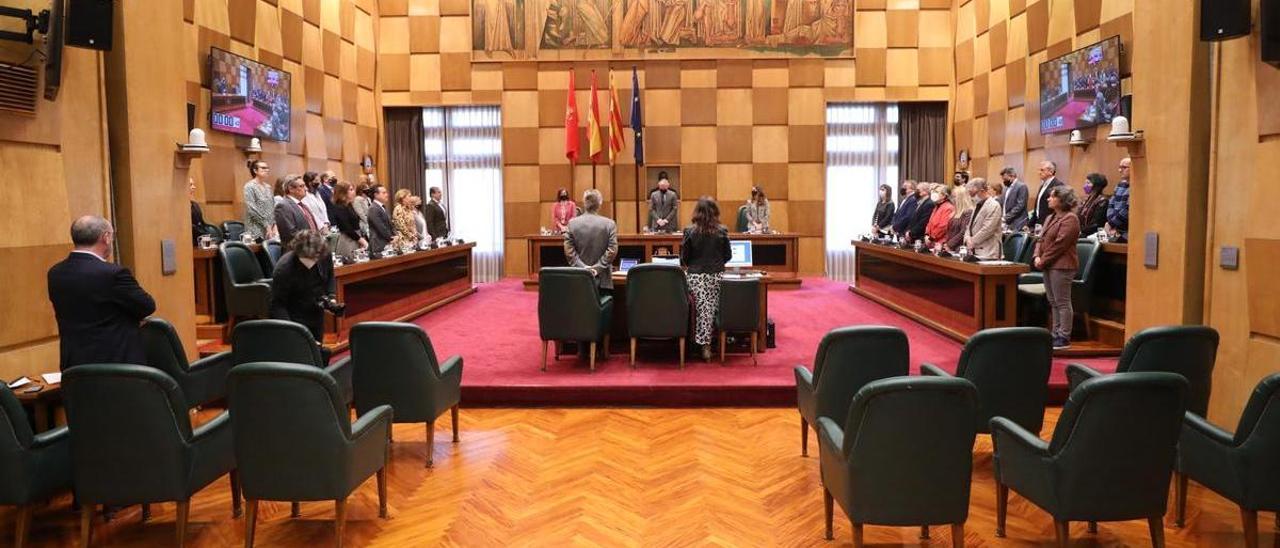 La corporación del Ayuntamiento de Zaragoza guarda un minuto de silencio por las víctimas del covid.