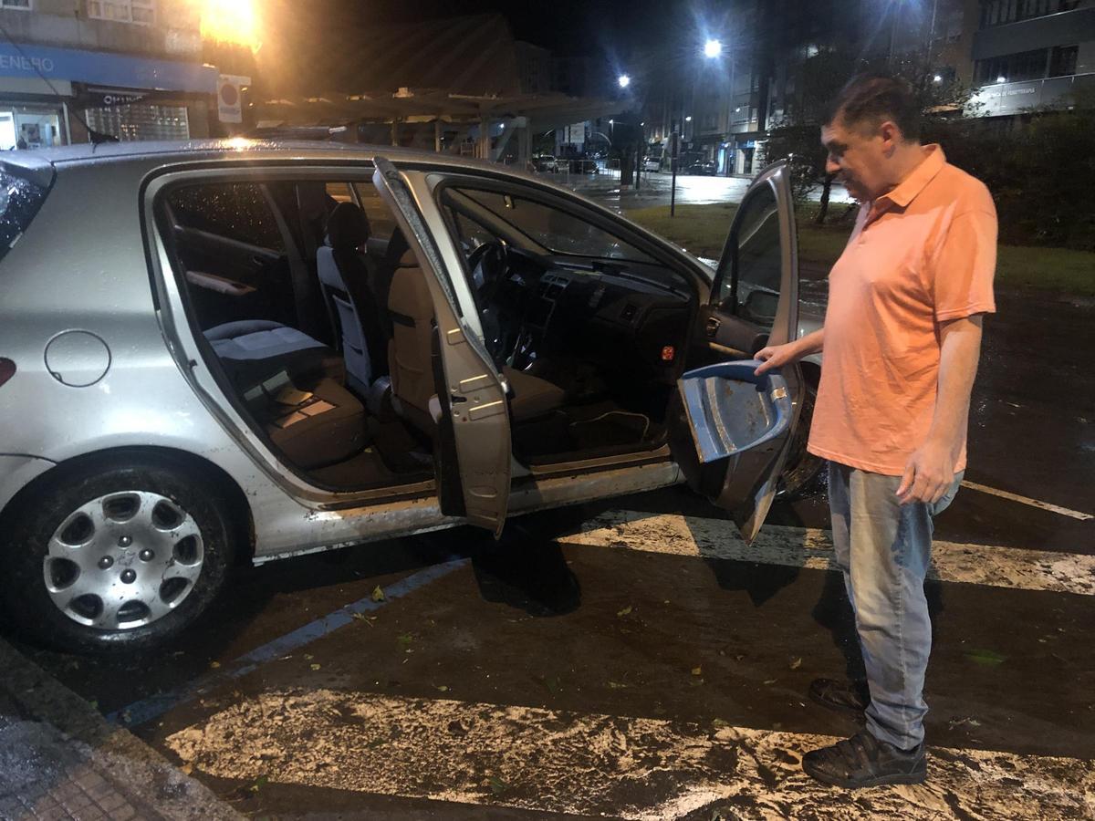 Luis Gutiérrez, ante su coche, que quedó atrapado en la glorieta de Pablo Iglesias