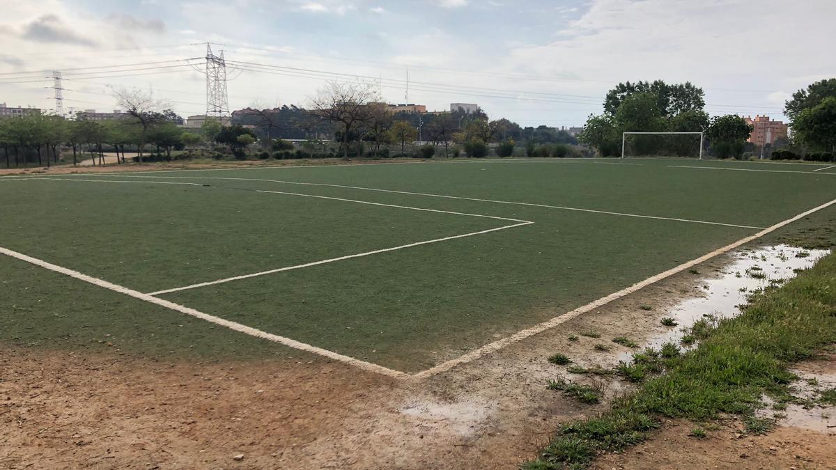 Estado de la pista de fútbol en el parque Adolfo Suárez.