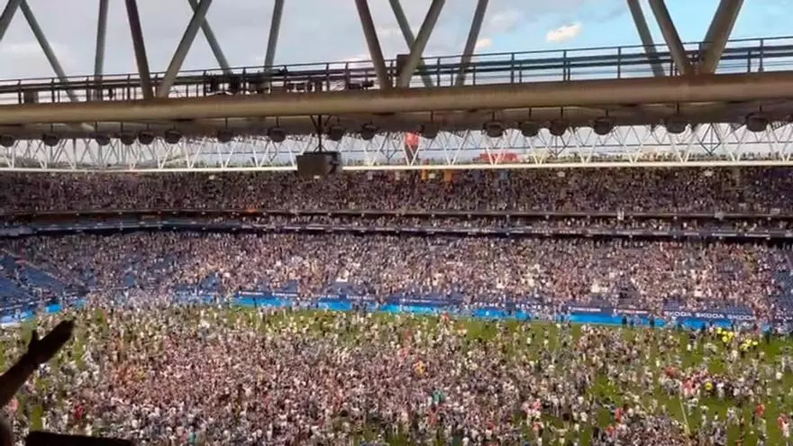 ¡Tremendo! ¡El Espanyol sube a Primera y los aficionados invaden el campo!