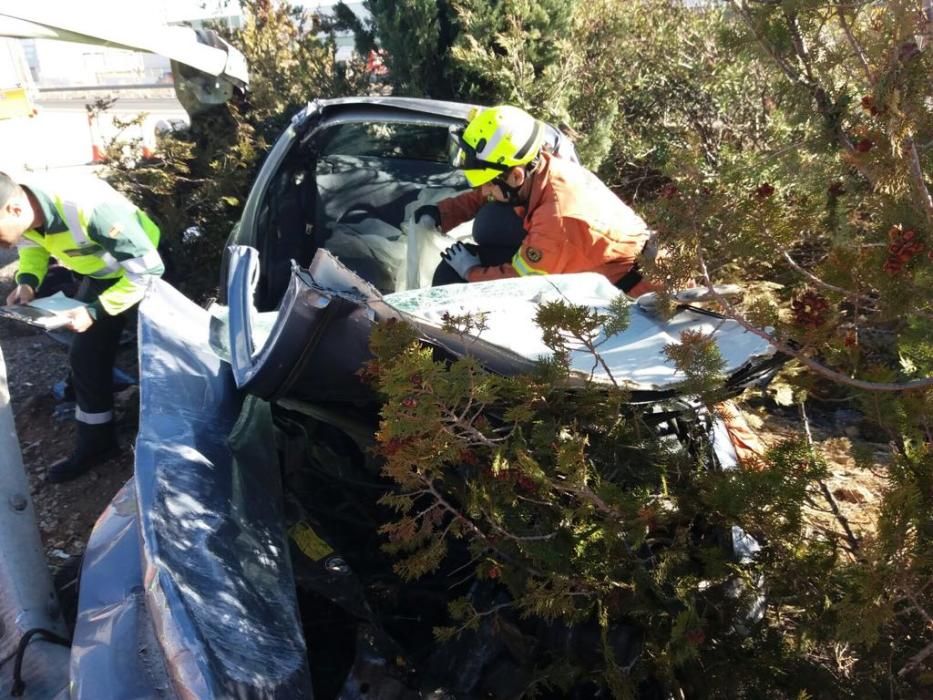 Imágenes del rescate y la asistencia al conductor accidentado hoy en Buñol.