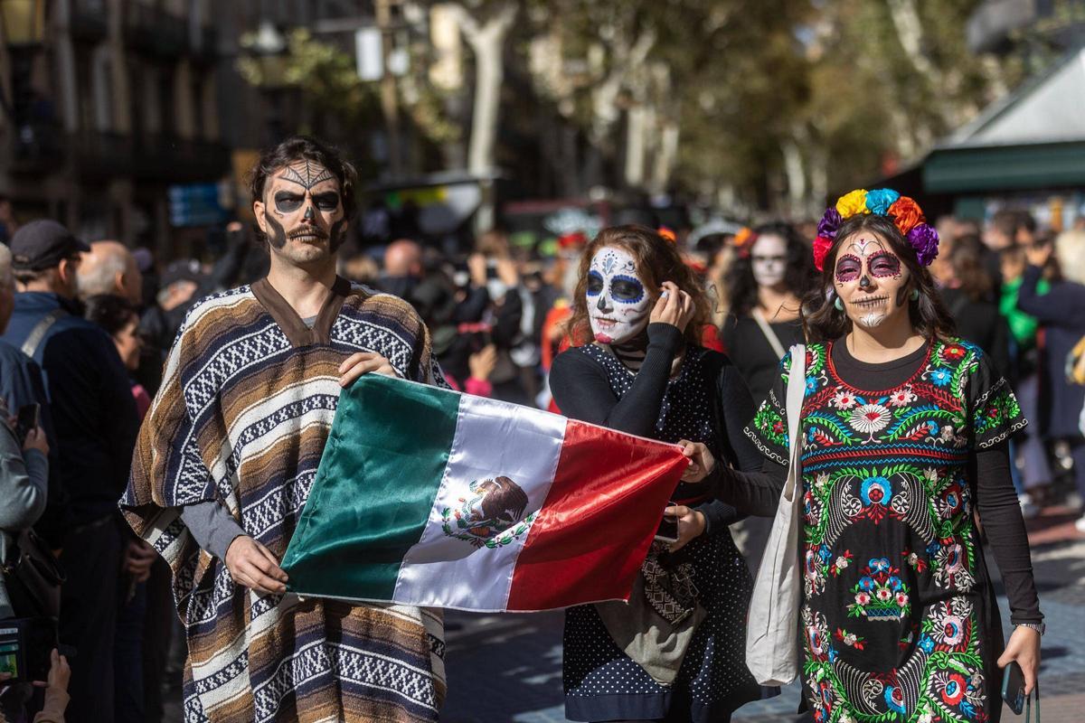 Espectacular desfile de Catrinas por La Rambla