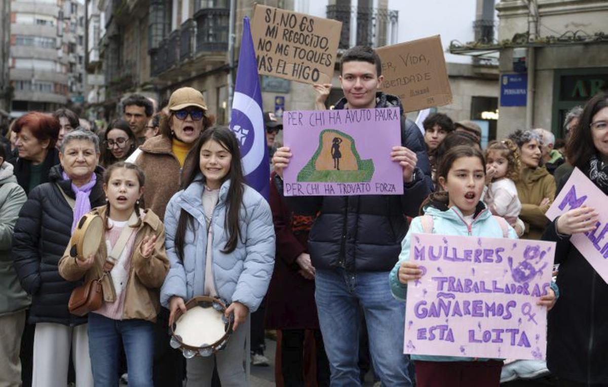 Los asistentes portaron carteles reivindicativos. | GUSTAVO SANTOS